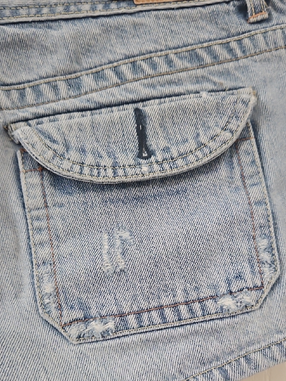 American Eagle | Y2K light denim shorts distressed flap-closure back pockets. 12 - Picture 5 of 13